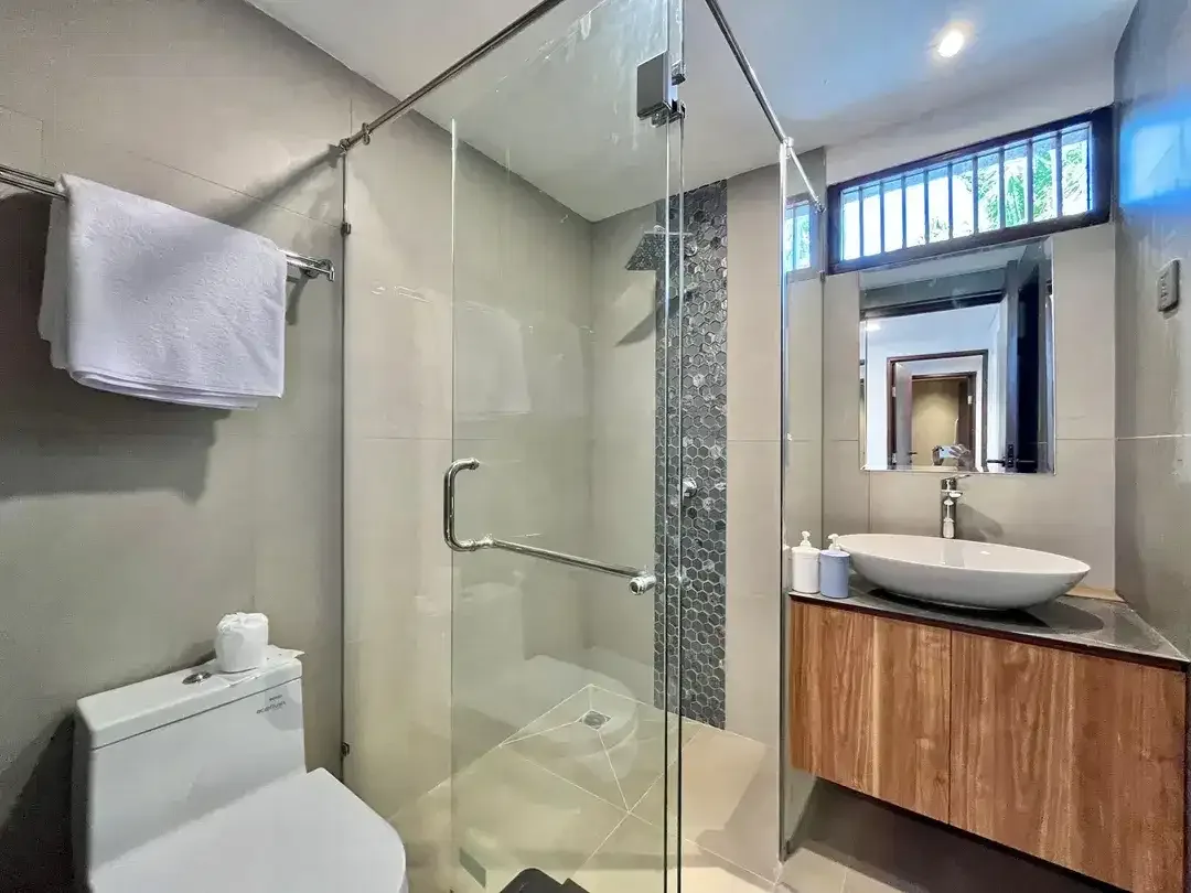 Stylish 2 Bedroom Low-rise Apartment - Fully Furnished - Image 4 of 10