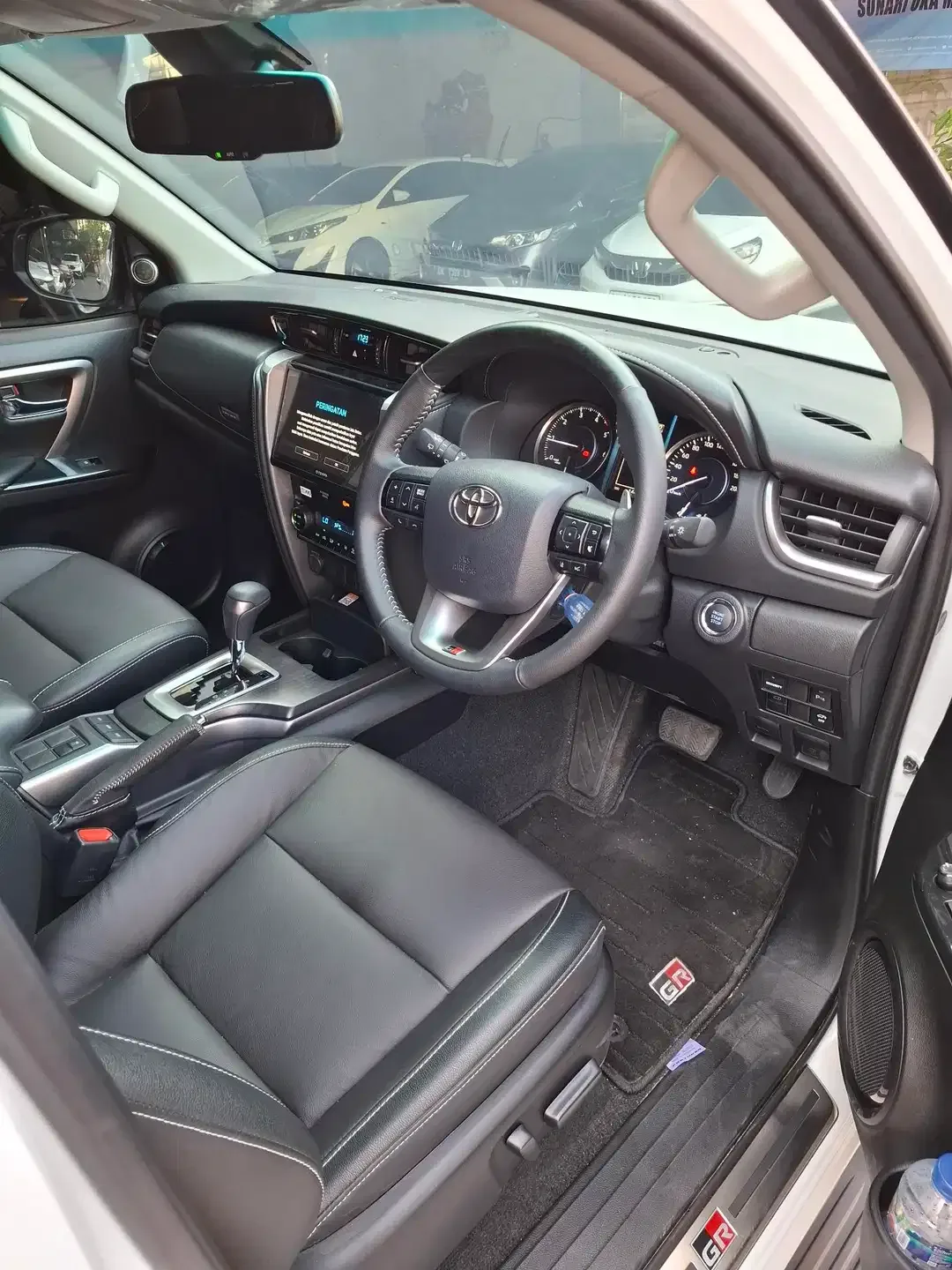 TOYOTA  FORTUNER  VRZ LEGENDER TSS TWO TONE - Image 6 of 9