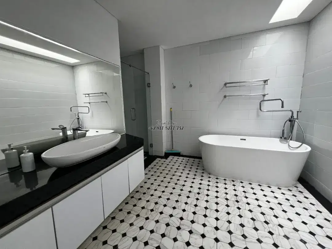 VILLA MODERN 2 LANTAI FULL FURNISHED DI TAMAN SARI KEROBOKAN BADUNG - VSAD - Image 9 of 10