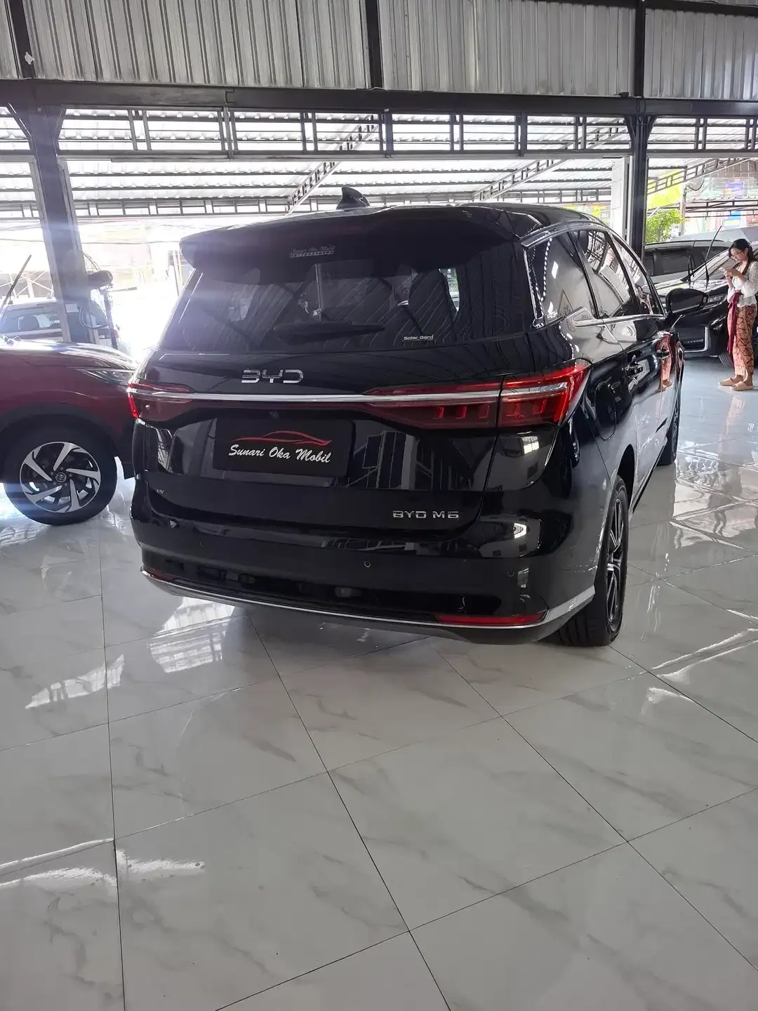BYD M6 hitam 2025 - Image 3 of 6