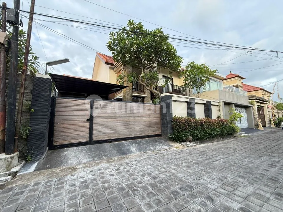 Rumah Tropis Modern di Kawasan Premium Renon, Denpasar, Furnished, Dekat dengan Kawasan Sanur - Image 2 of 4