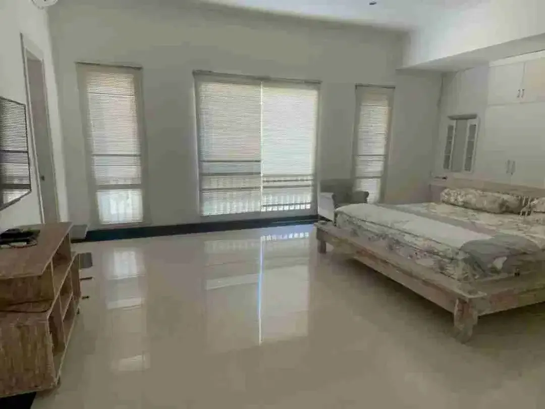 For Rent 5 BDR Villa di Lokasi Perkotaan - Image 10 of 10