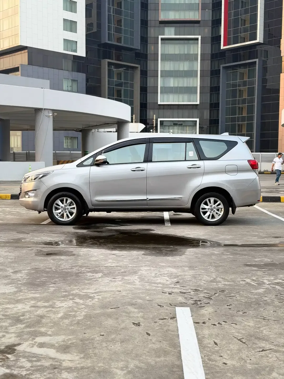TOYOTA INNOVA V 2.4 DIESEL A/T 2020 - Image 3 of 10