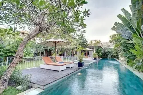 Villa 2 Lantai Elegan dengan Taman Besar di Kerobokan - Image 2 of 10
