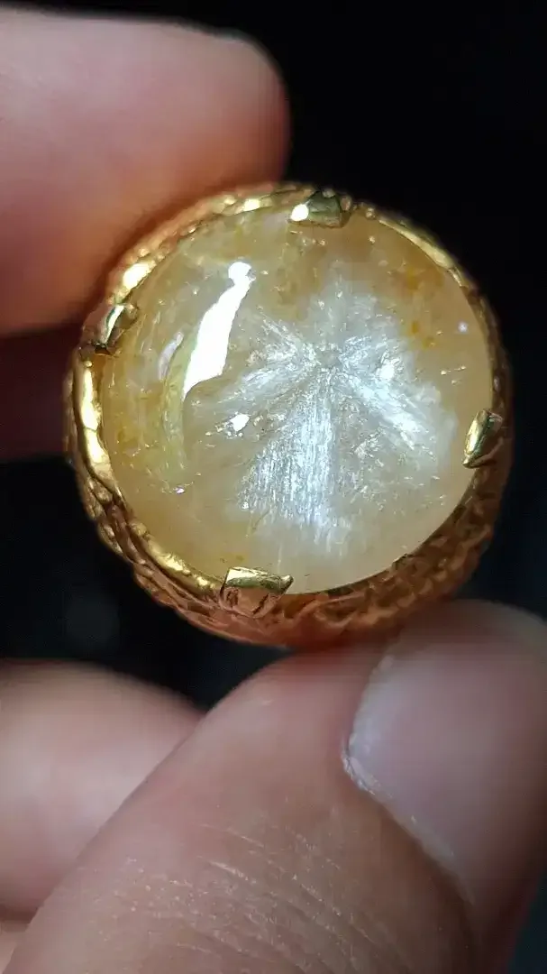 Mirah cempaka ceylon serat traphice / yellow sapphire srilanka / yakut - Image 1 of 3