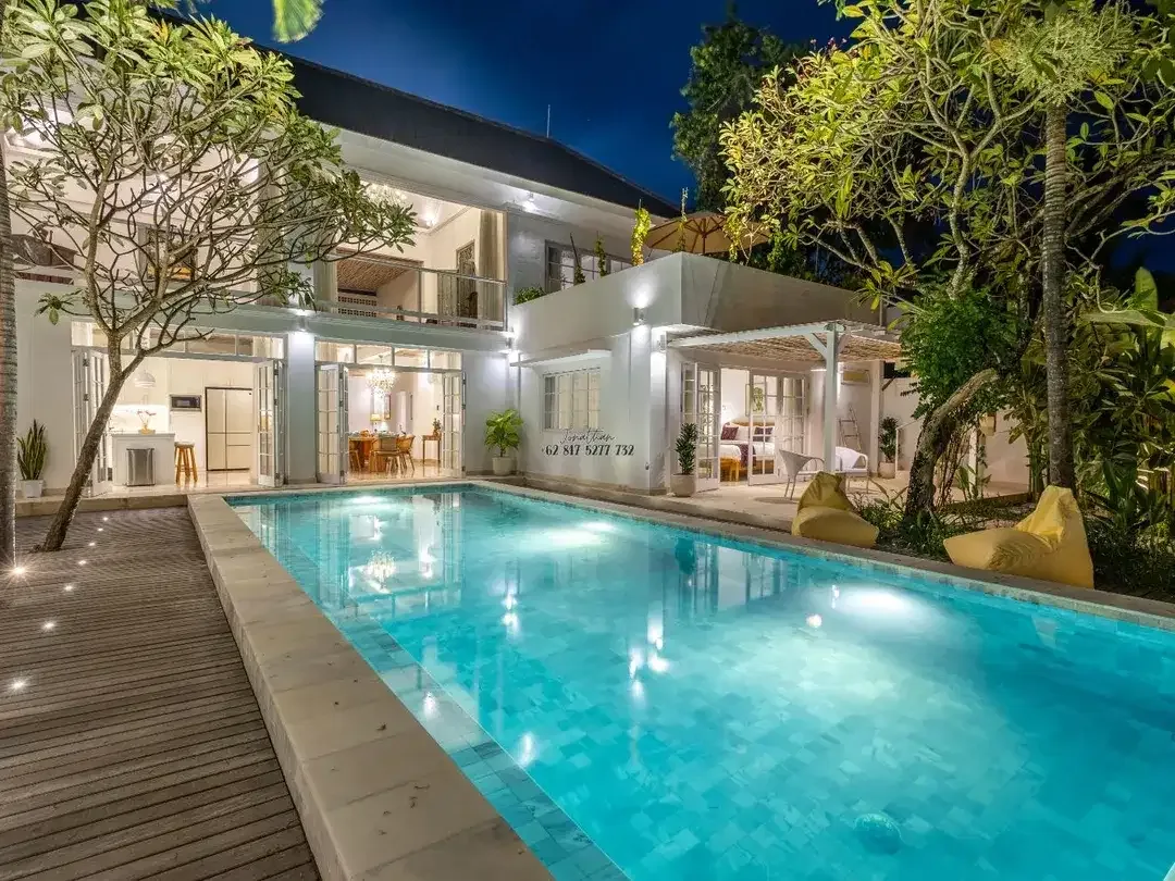 Luxury Villa 4 Kamar Tirta Akasa Sanur Dekat Pantai - VSSU - Image 1 of 10