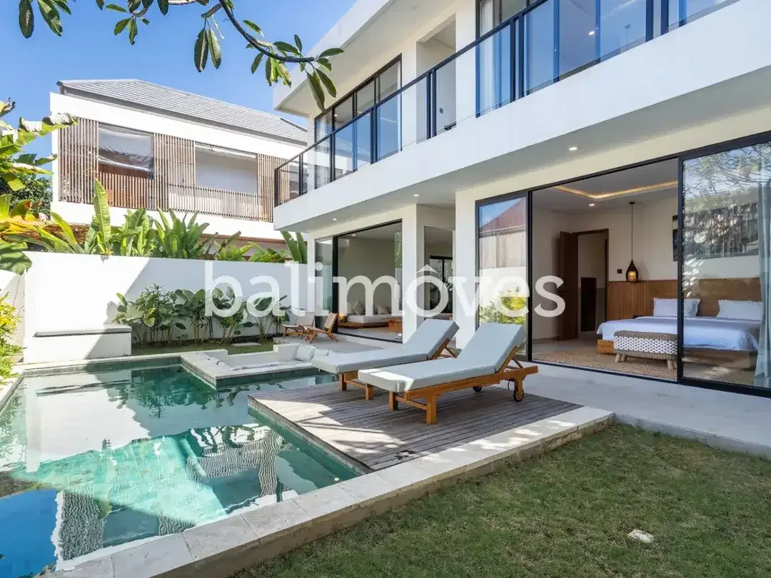 Vila Dua Lantai Empat Kamar Tidur Baru di Tepi Pantai Sanur - Image 1 of 10