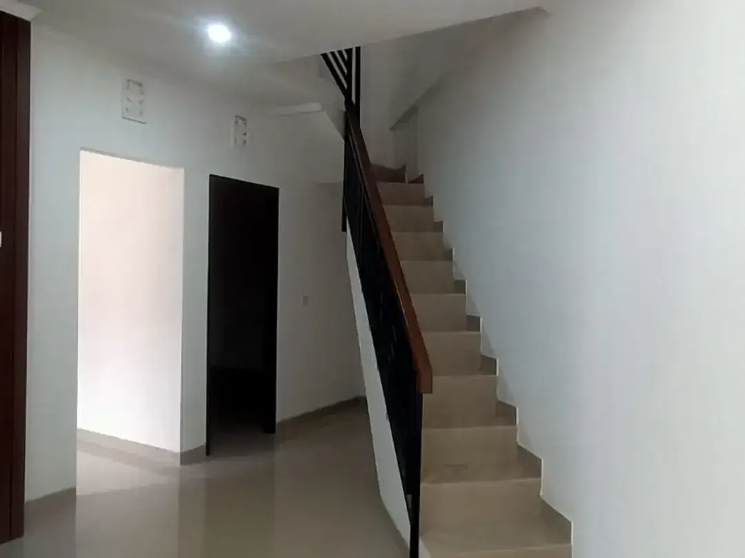 Dijual Rumah Siap Huni di Lokasi Strategis - Semi-Furnished! - Image 4 of 10