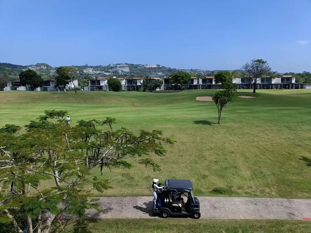Hanya Satu Satunya di Bali! Vila Mewah Tepat di Tepi Lapangan New Kuta Golf dan Lake View! - Image 3 of 10