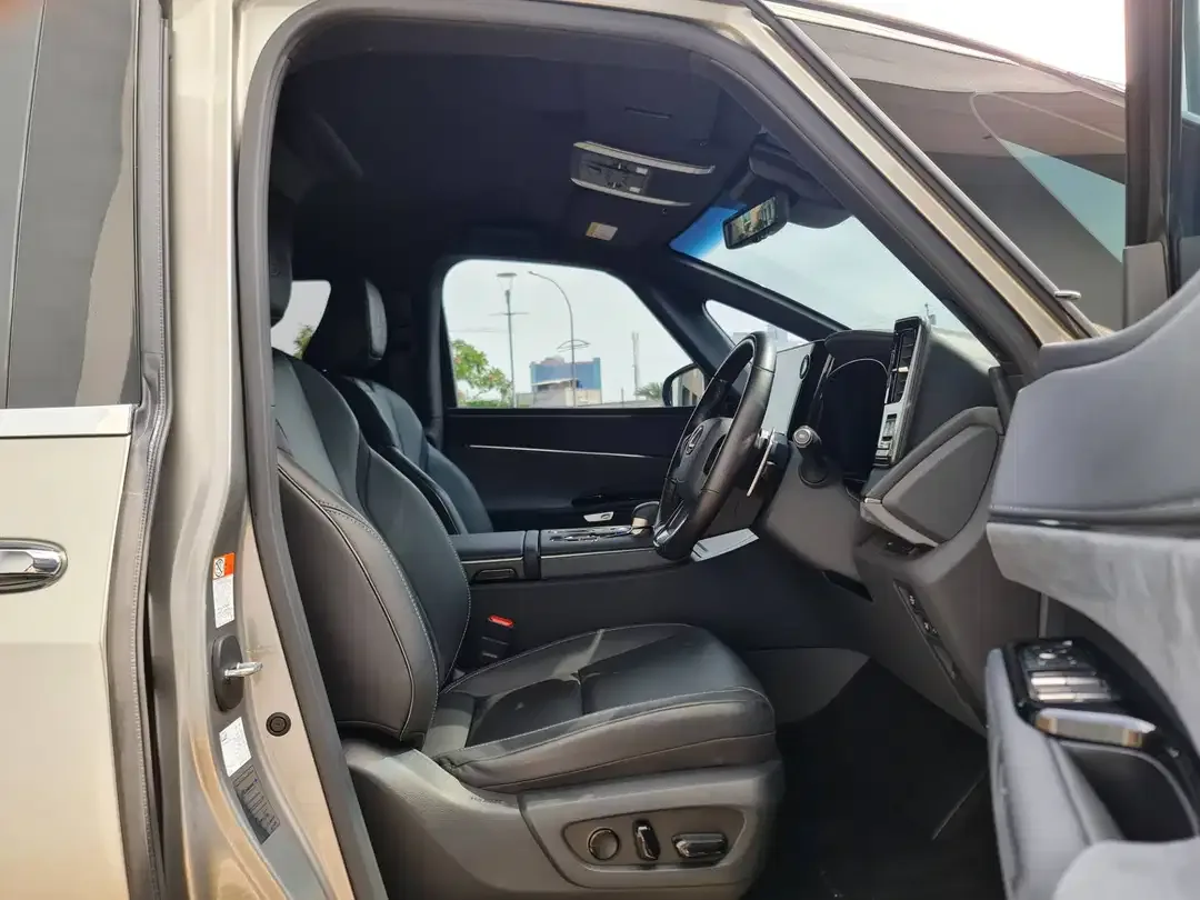 LEXUS LM350h 7 seater - Image 8 of 10