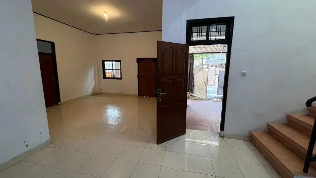 FOR RENT RUMAH SIAP HUNI BISA BUAT KANTOR STARTEGIS DI RENON - Image 5 of 7