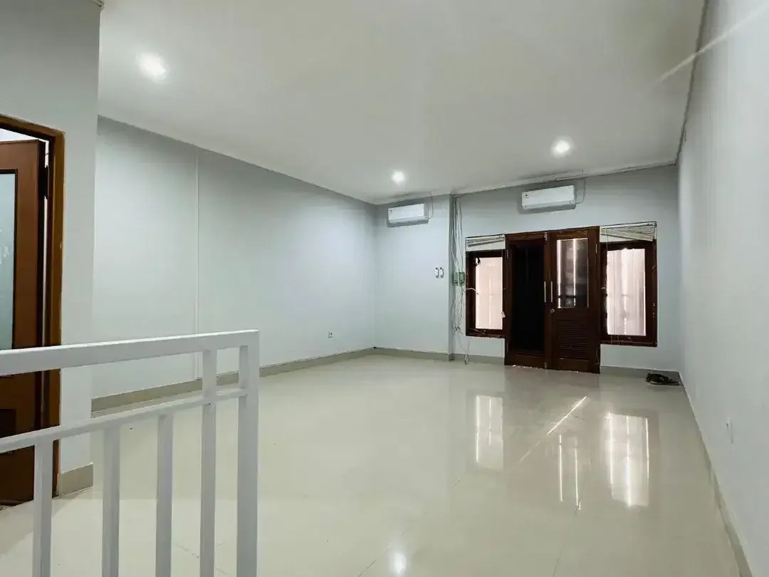 DISEWAKAN Ruko Baru Renovasi 2 Lantai Renon - Denpasar Selatan - Image 6 of 9