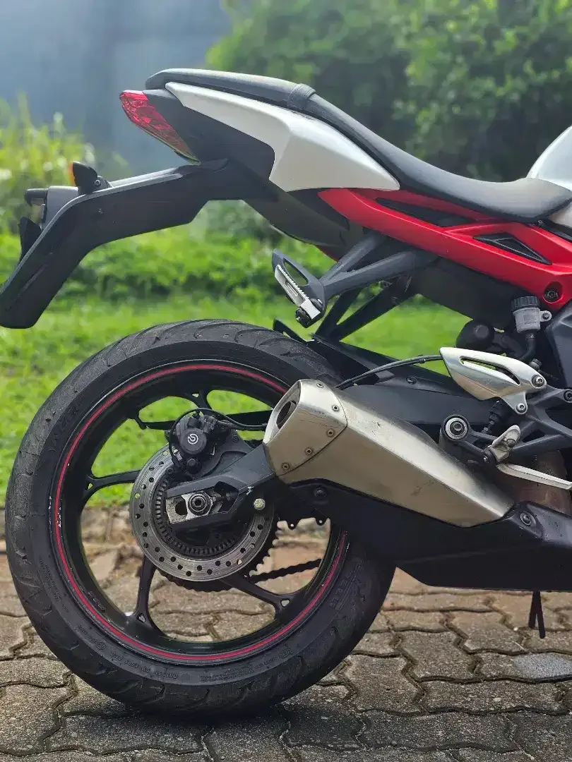 Triumph Street Triple 675 2015 white full mulus no minus - Image 10 of 10