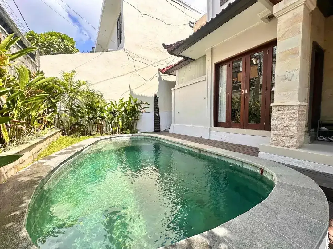 3 BEDROOMS MINIMALIST MODERN STYLE STRATEGIC LOCATION AT UMALAS - Image 2 of 10