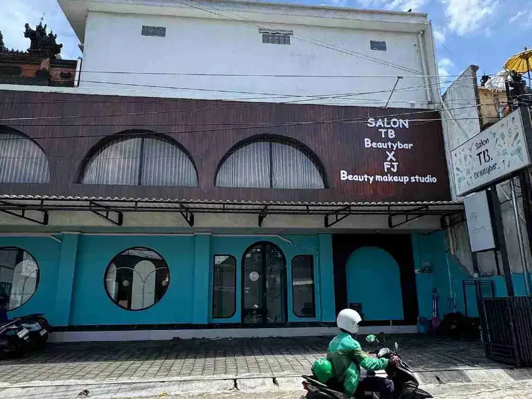 Gedung Komersial Kerobokan 3 Lantai Full Salon Aktif - Image 1 of 10