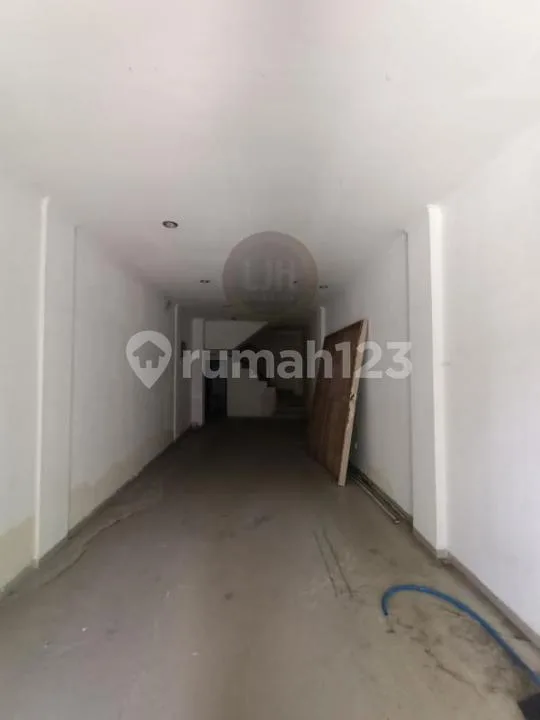 Suitable For Office or Business! Shophouse at Denpasar Barat Area, Good Access and located in busy area - Image 2 of 4