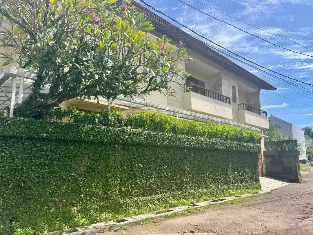 Rumah MEGAH Siap Huni di Puri Gading Jimbaran - Image 1 of 10