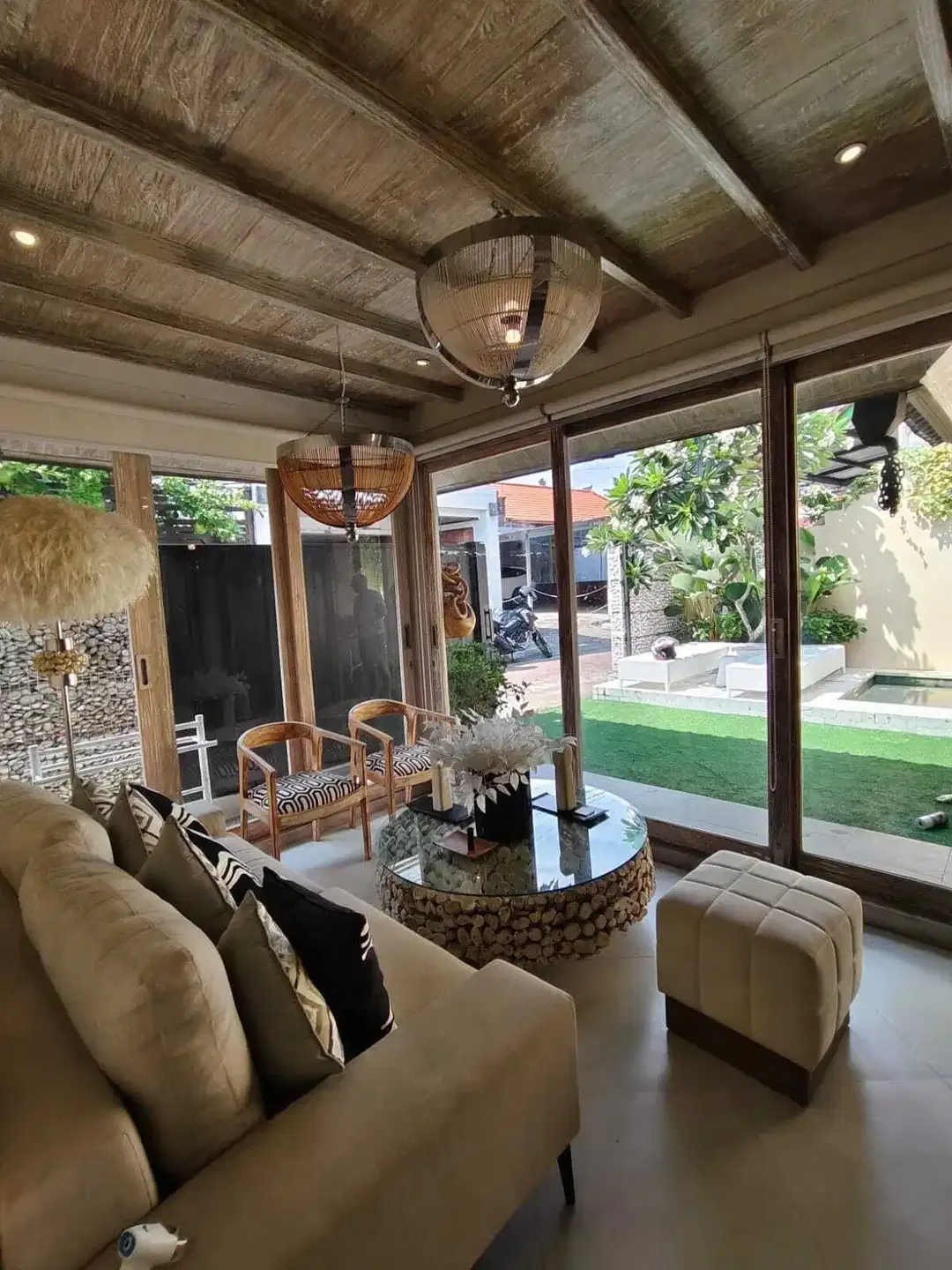 FOR SALE VILLA FULL FURNISHED LOKASI BAGUS DI SEMINYAK - Image 1 of 10