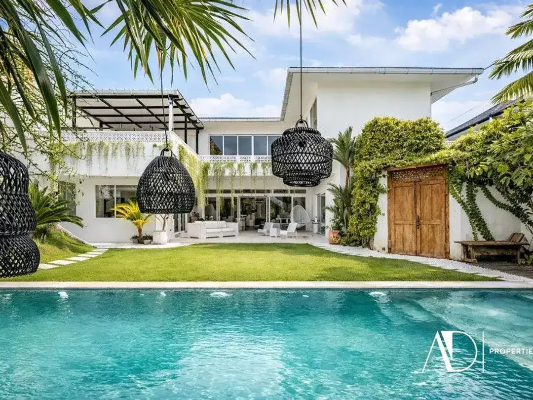 LEASEHOLD | MODERN TROPICAL VILLA IN PRIME UMALAS - Image 1 of 10