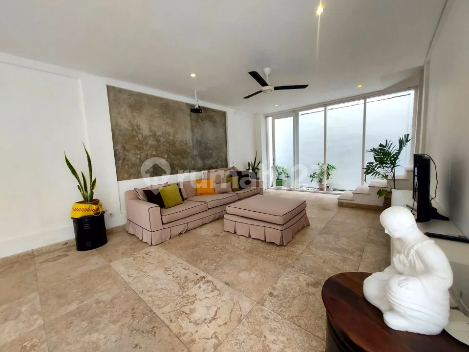 Modern Tropical 3 Bedrooms Leasehold Villa In Berawa Canggu - Image 2 of 4