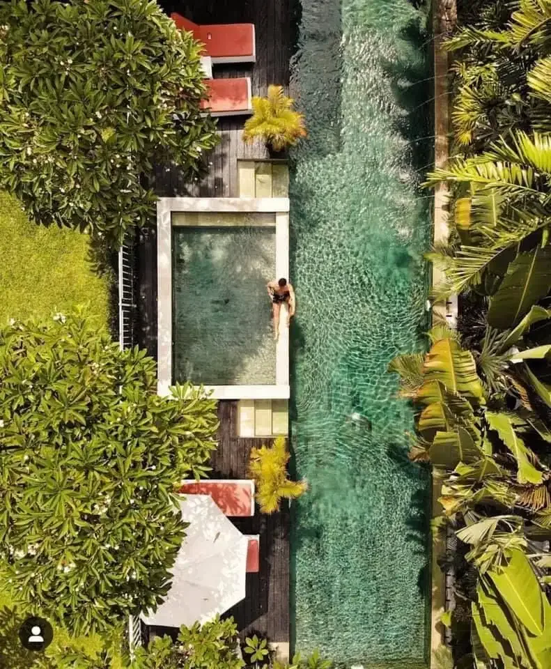 Villa 2 Lantai Elegan dengan Taman Besar di Kerobokan - Image 1 of 10