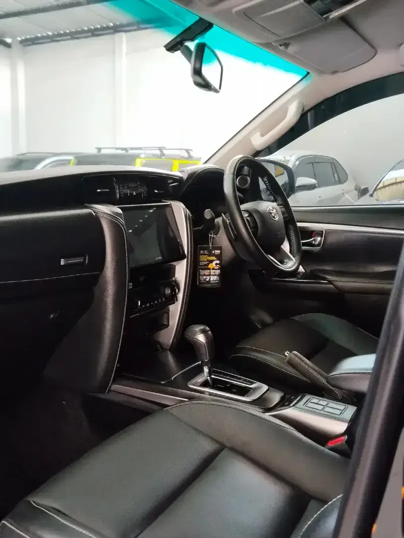 FORTUNER SRZ GR SPORT AT BENSIN LOW KM SEPERTI BARU DEALER - Image 5 of 10