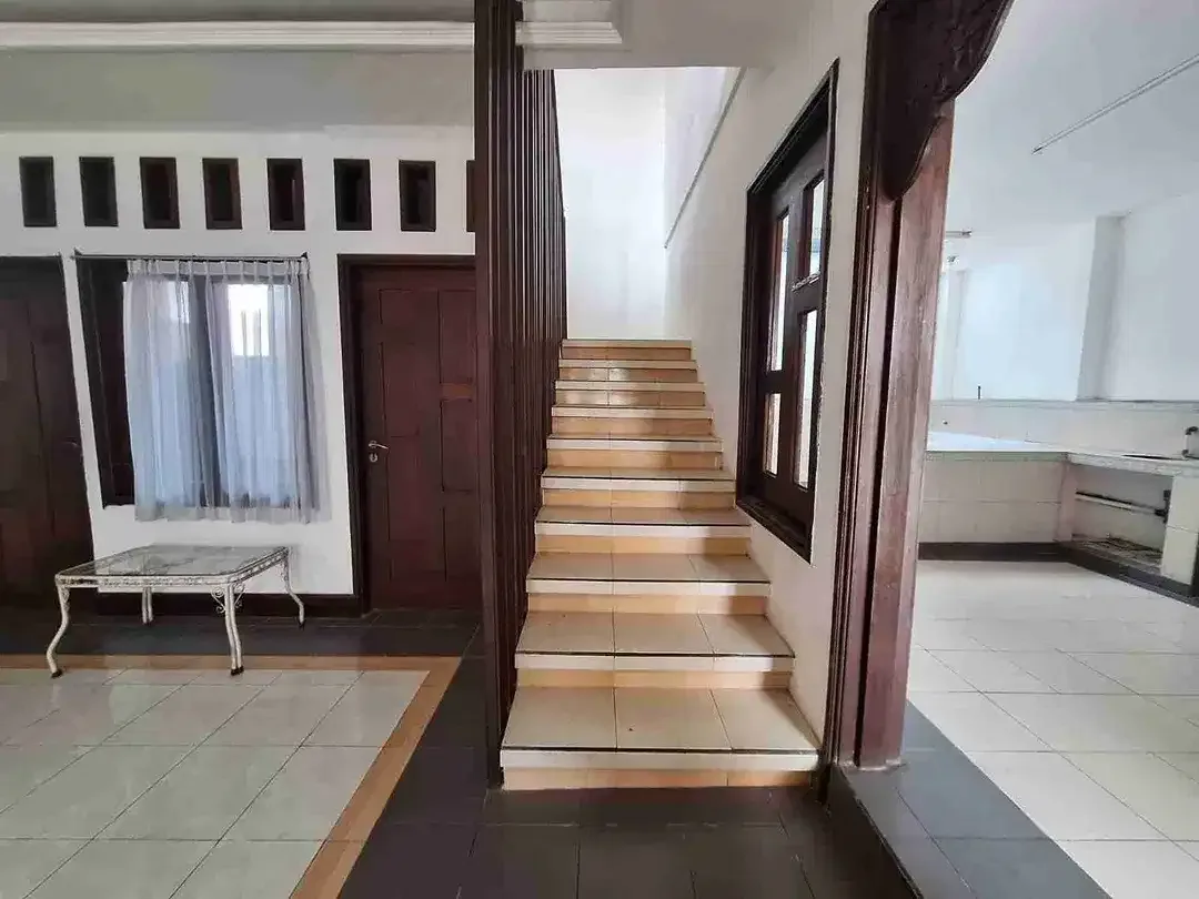 Rumah 2 Lantai dan 6 KT di Jl. Raya Pandu Dalung Kuta Utara - Image 7 of 9