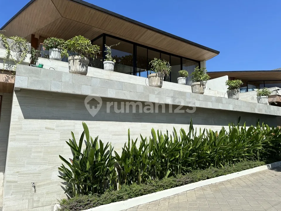 Vila Mewah SHM 4 Bedroom Fully Furnished Near Beach Sanur - Image 2 of 4