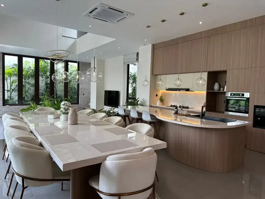 Villa 4 BR Mewah dengan Lift di Seminyak - Image 1 of 10
