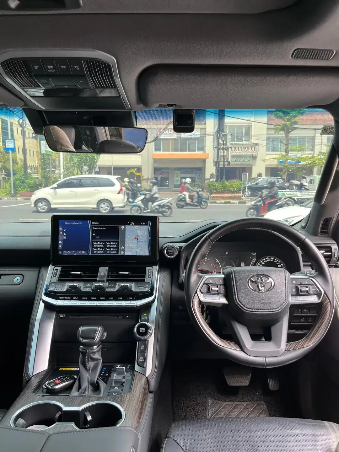 Toyota Land Cruiser VXR 2023 Hitam A/T 3.3cc - Image 5 of 10