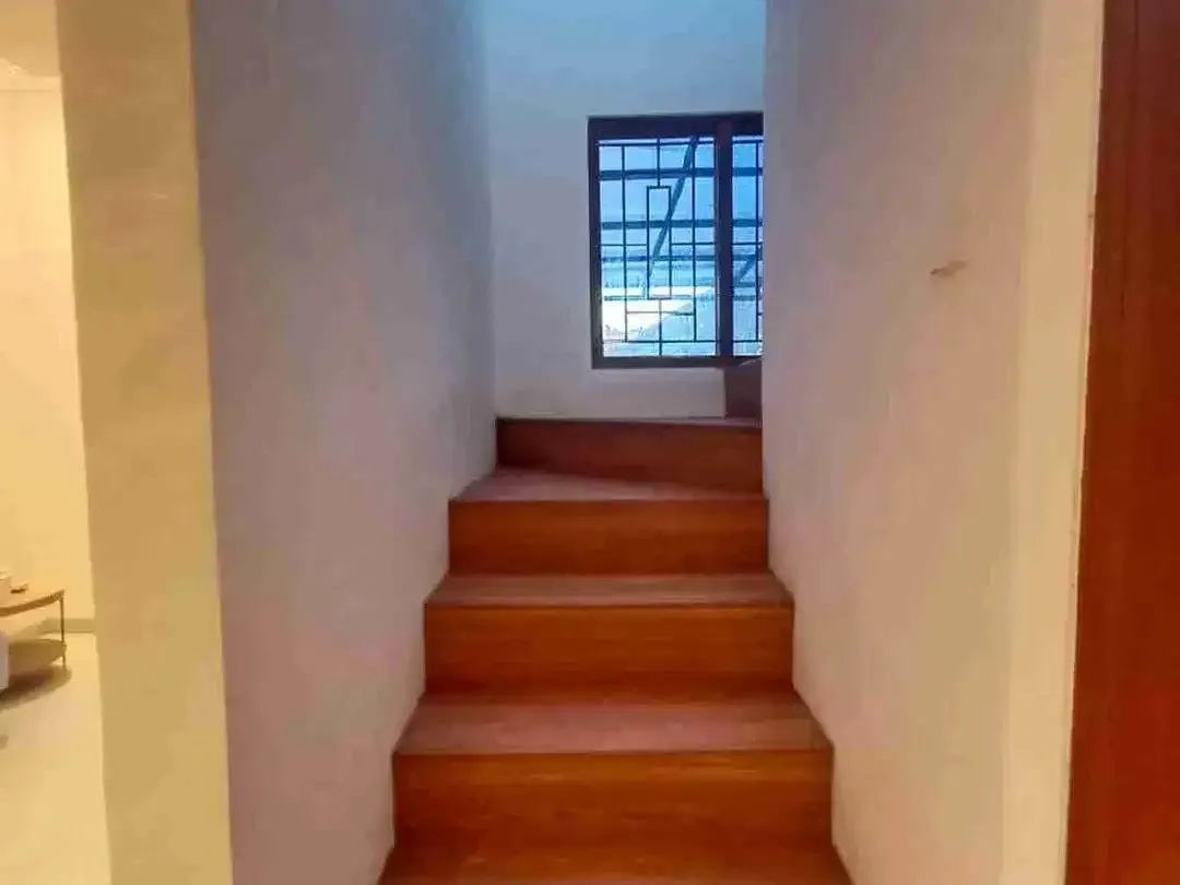 DISEWAKAN RUMAH MODERN DI AREA RENON LOKASI STRATEGIS. - Image 4 of 6