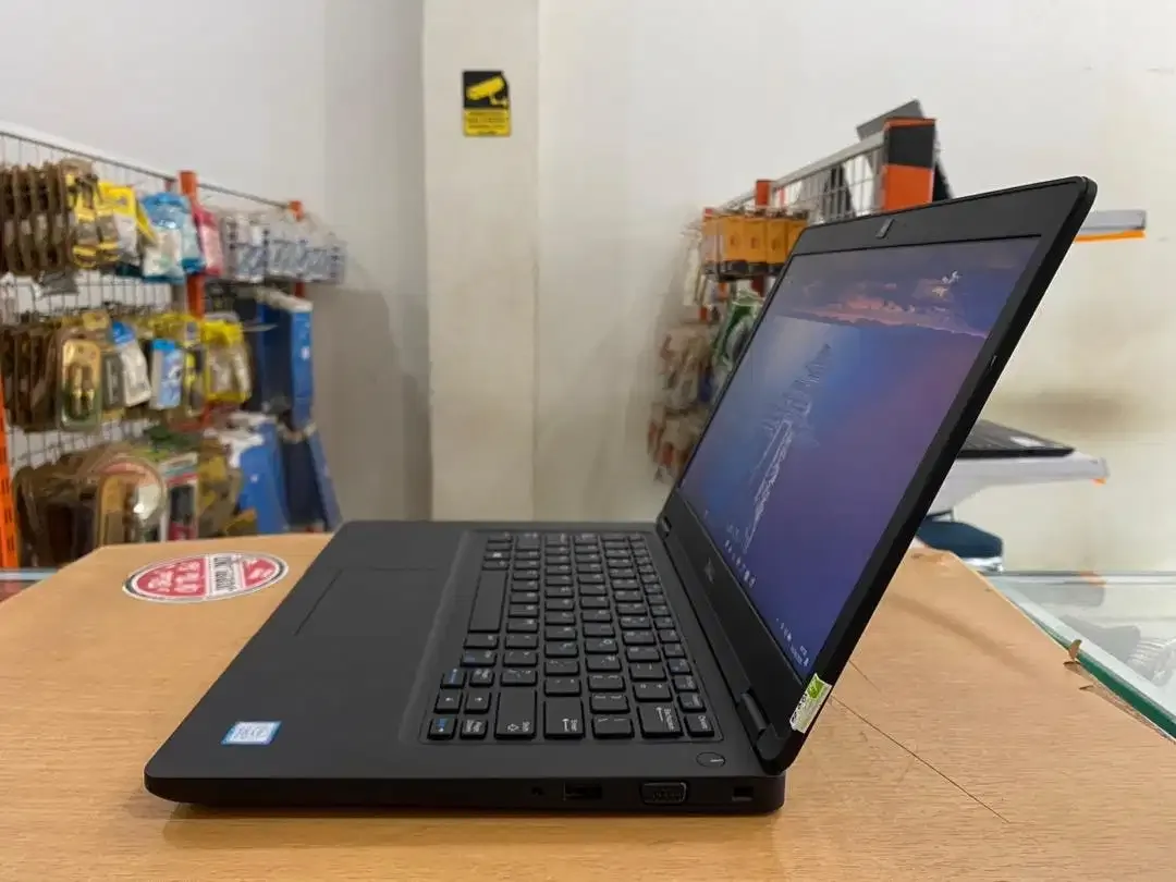 Laptop DELL Latitude E5490 Core i5Gen8 Ram 8GB SSD 256GB Mulus Kuat - Image 4 of 10