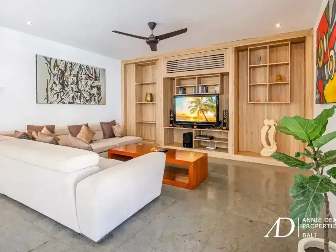 FREEHOLD | FULLY RENOVATED MODERN 3-BEDROOM VILLA IN PRIME SEMINYAK - Image 7 of 10