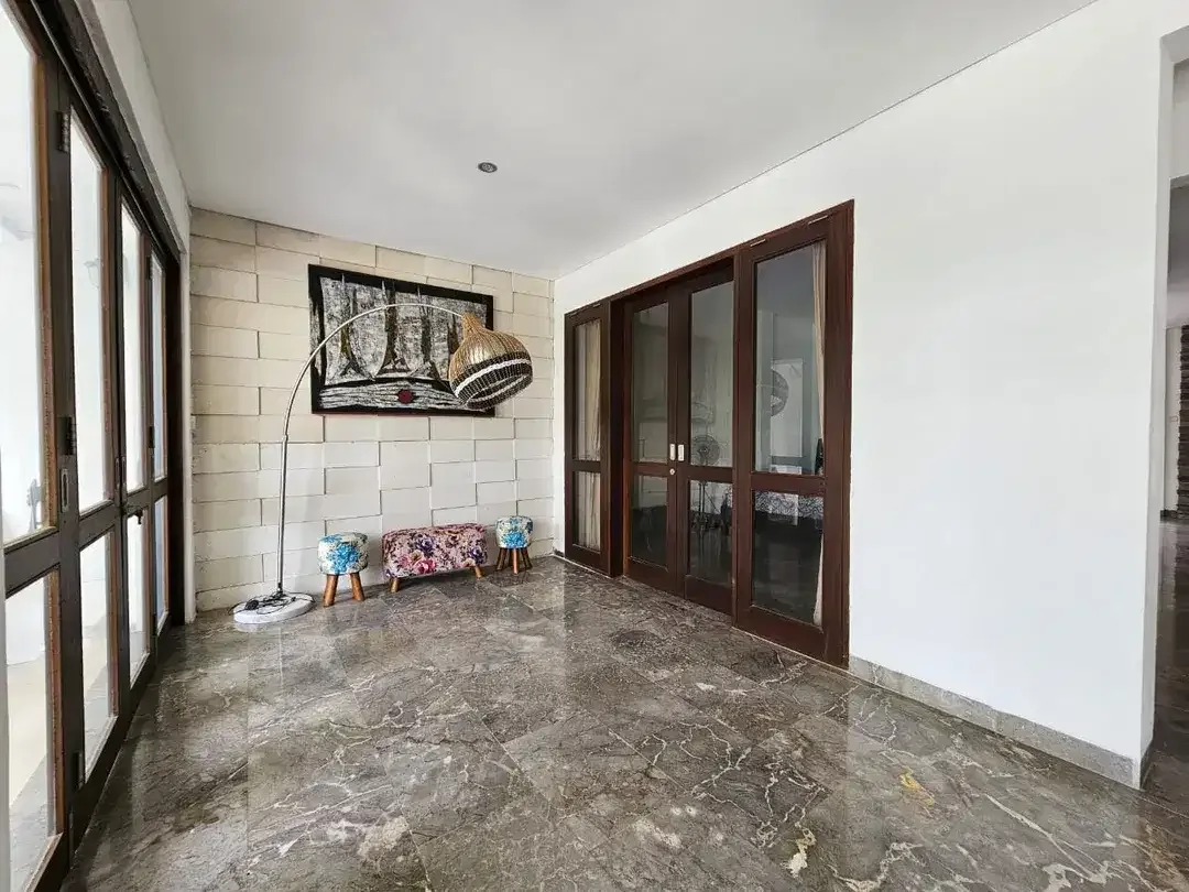 Astonishing Colonial Design Villa 5 Bedrooms near Tumbakbayuh For Sale Now - FREEHOLD - Image 8 of 10