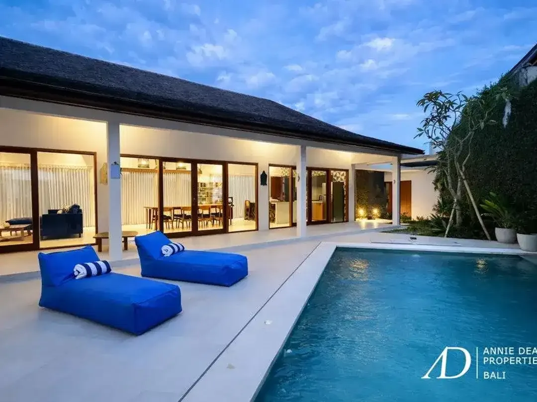 FREEHOLD | SINGLE-LEVEL TROPICAL VILLA WITH PRIVATE POOL - Image 2 of 10