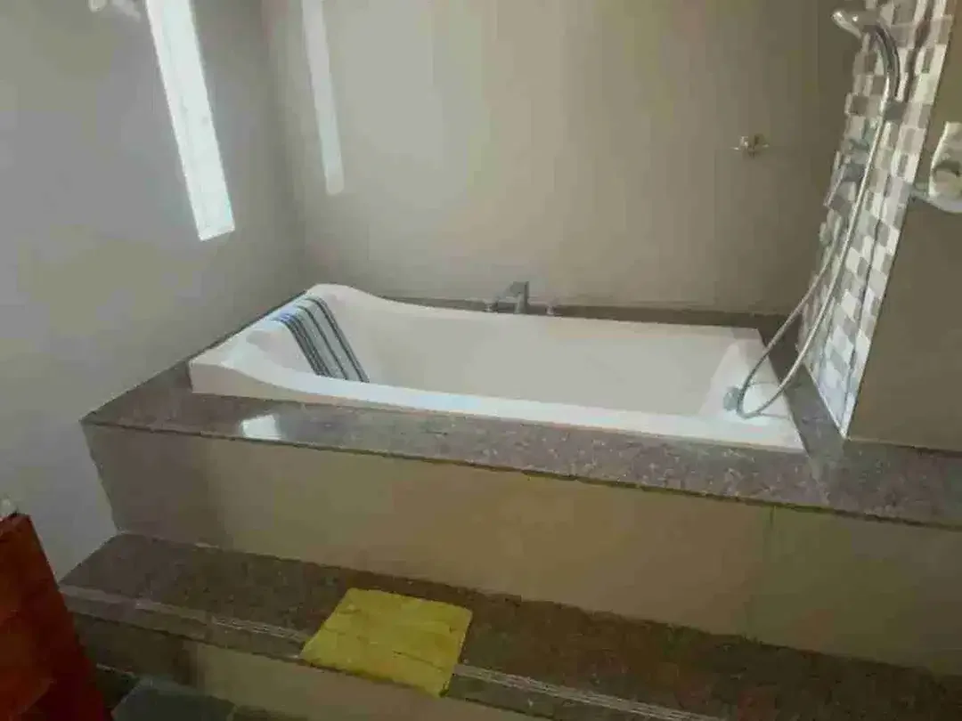 For Rent 5 BDR Villa di Lokasi Perkotaan - Image 7 of 10