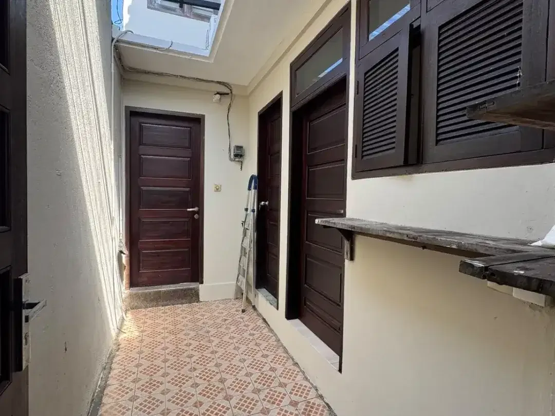 DISEWAKAN RUMAH MEWAH 2 LANTAI 5 KAMAR DI KAWASAN STRATEGIS RENON - Image 3 of 10