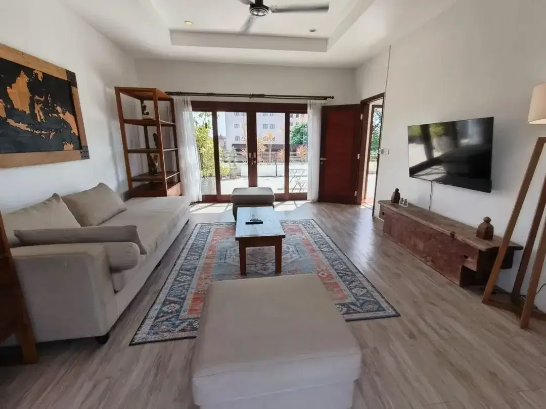 Disewakan Villa Fully Furnished Dekat Pantai Batu Belig & Petitenget - Image 2 of 10