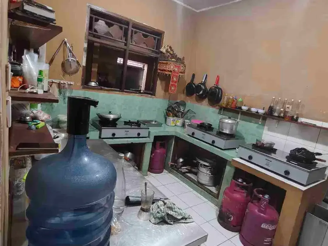 BUC over kontrak resto Masih operasi fully furnished strategis lingkungan villa bebas banjir - Image 6 of 10