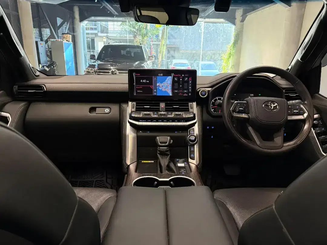 Toyota Land Cruiser 300 VXR 4x4 2024 - Image 4 of 10