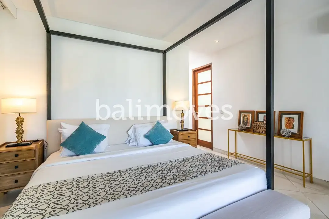 Luas & Terang Villa Tiga Kamar Tidur Di Tepi Pantai Sanur - Image 7 of 10
