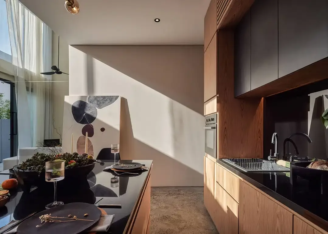 Modern and Stylish 3-Bedroom Townhouse in Prime Umalas Location - Image 8 of 10