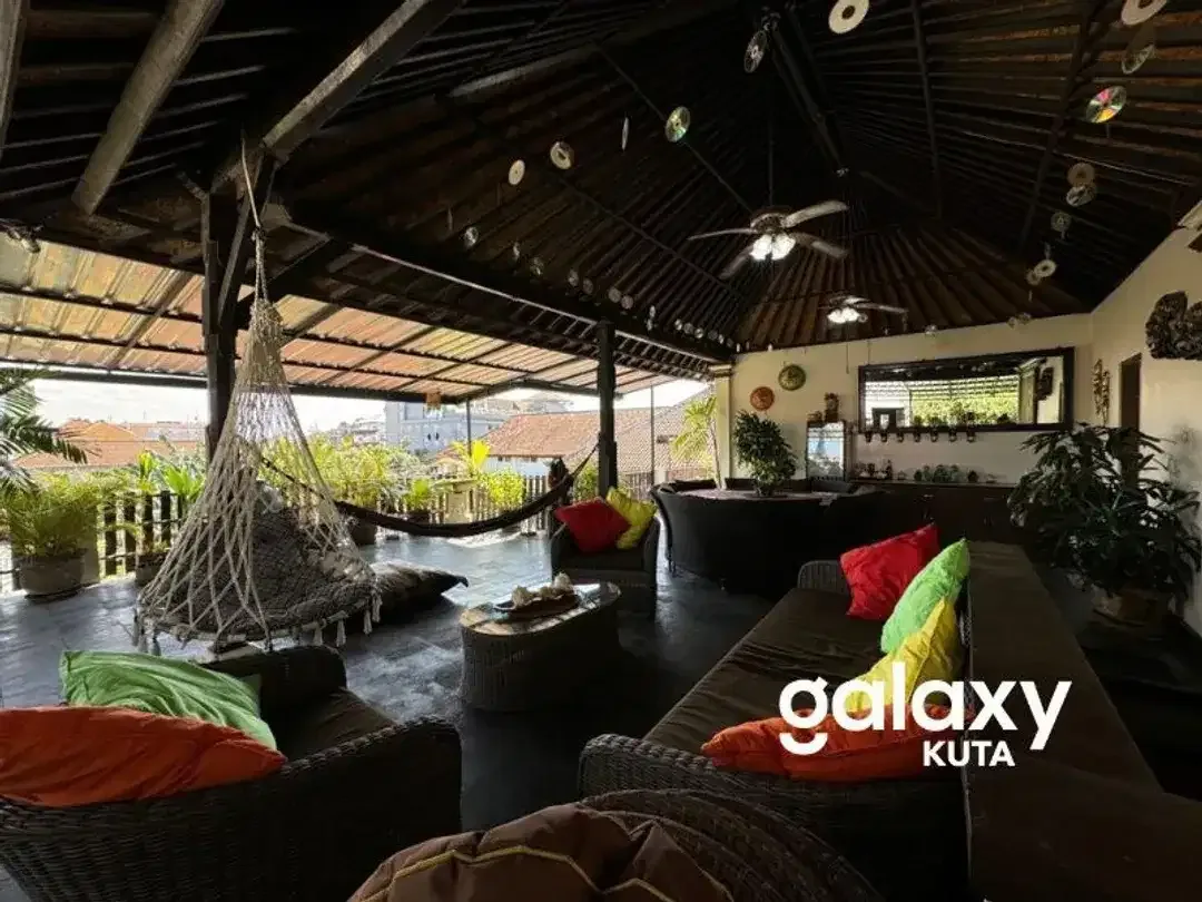 DIJUAL RUMAH SEMI VILLA 2 LANTAI + ROOFTOP DENGAN VIEW PERKOTAAN DI TUBAN BADUNG - Image 2 of 10