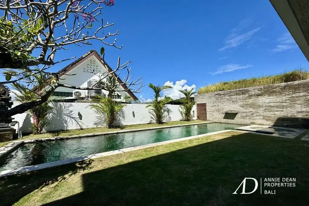 FREEHOLD | CLASSIC MODERN VILLA WALK TO THE BEACH IN CEMAGI - Image 5 of 10
