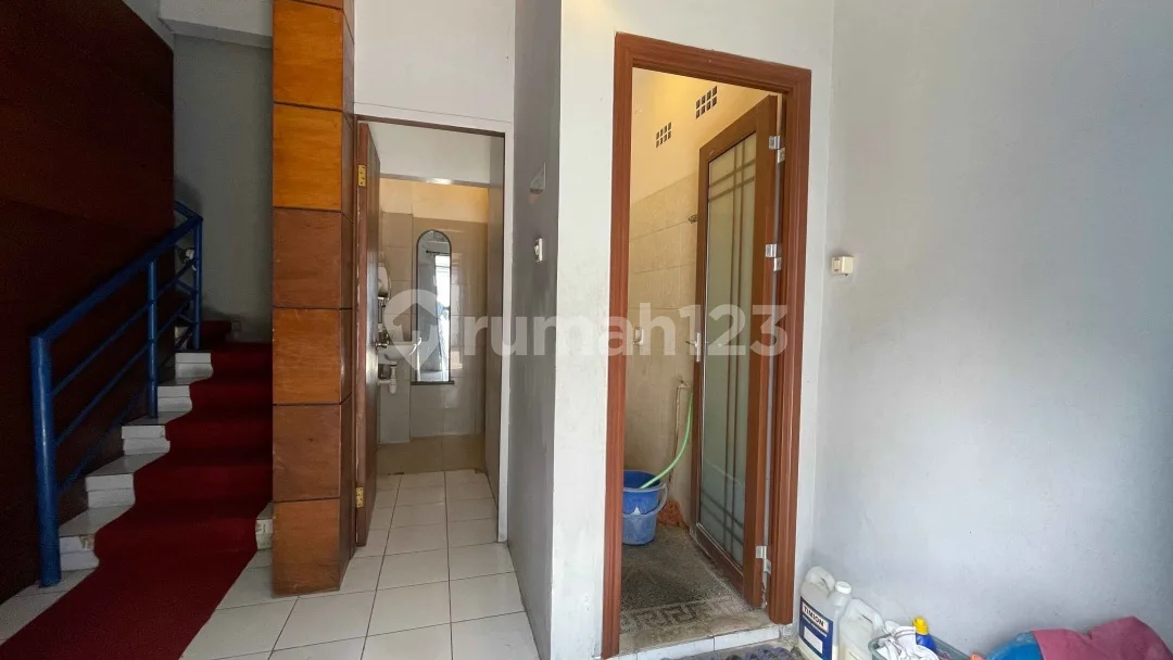 Dijual Ruko 2 Lantai Strategis di Jalan Raya Kerobokan - Image 3 of 4