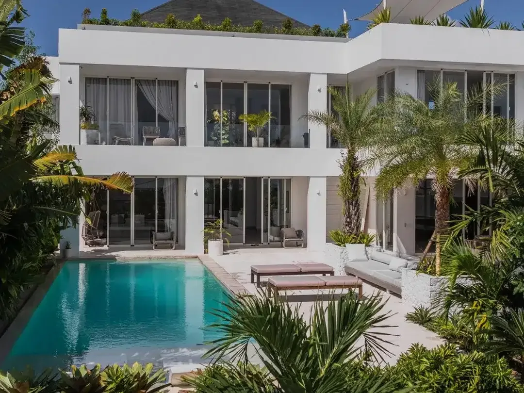 Freehold - Luxurious 4-Bedroom Villa in Ungasan: Modern Elegance and Prime Location - Image 3 of 10