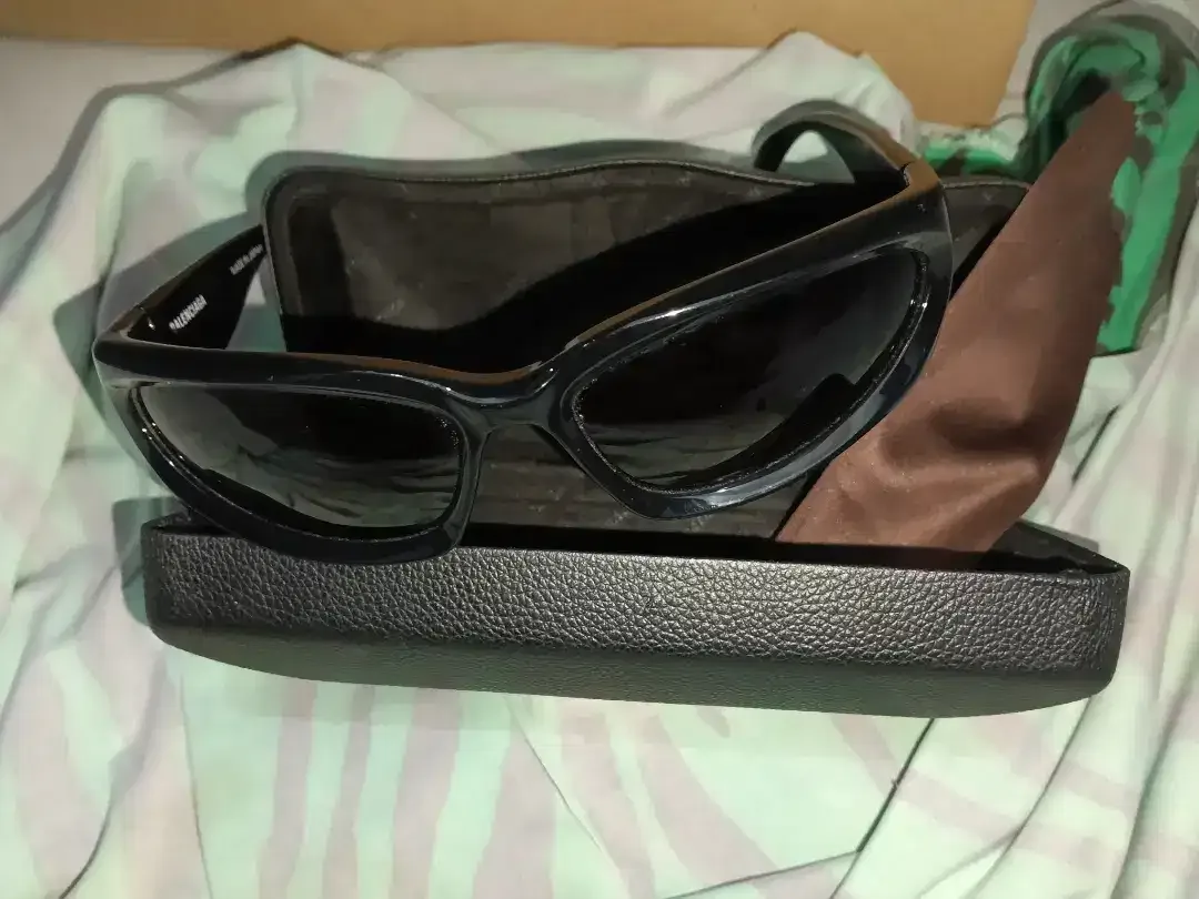 Balenciaga style wrap sunglasses ori - Image 7 of 10