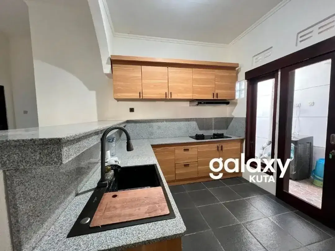 RUMAH DENGAN HALAMAN FULL FURNISHED DI PERUM BERANDA KUTUH BADUNG - Image 6 of 10