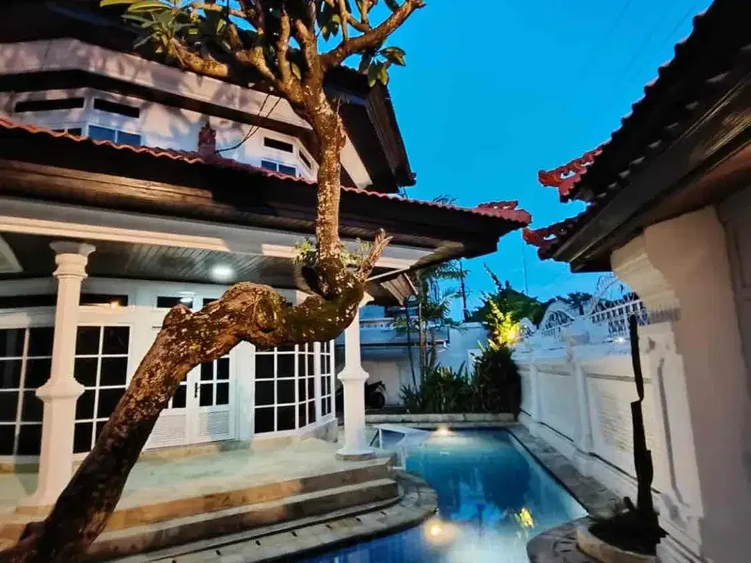 Dijual rumah semi villa  lantai 2 area tuban semi furnish - Image 2 of 4