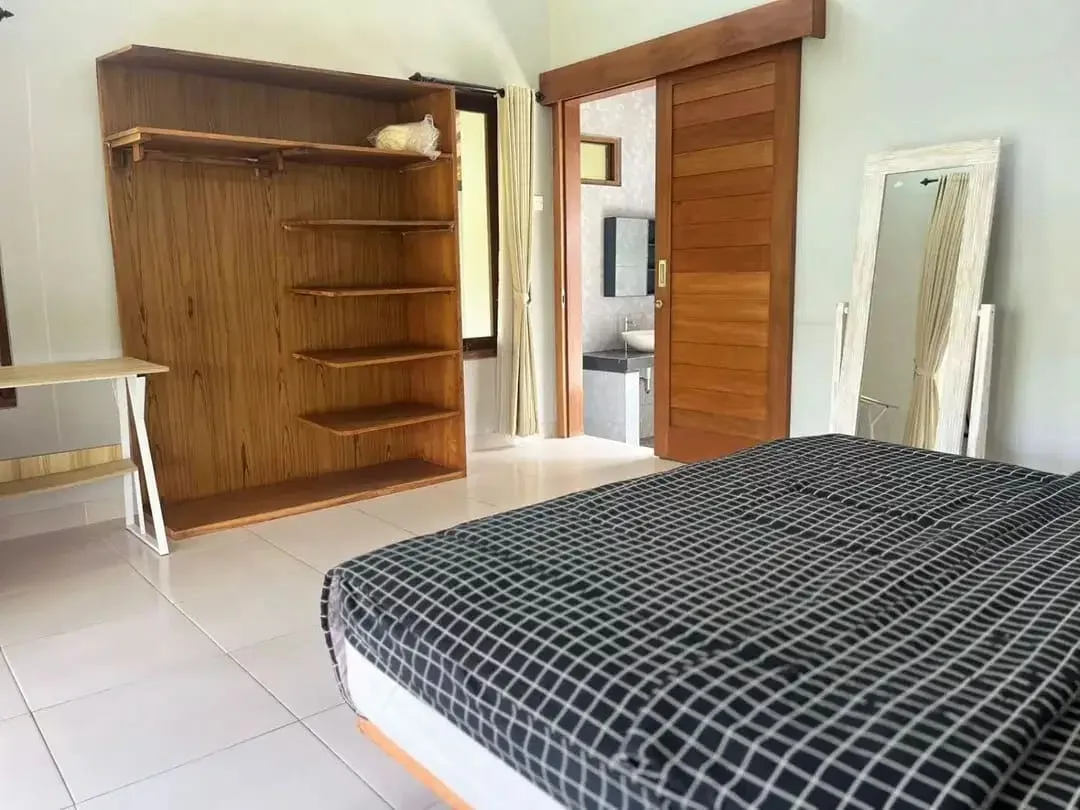 Disewakan villa cantik dengan lokasi strategis di kawasan Banjar Canggu, Kuta Utara – Bali. Cocok untuk tempat tinggal maupun investasi rental villa. - Image 4 of 10